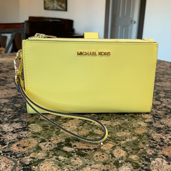 Authentic Michael Kors saffiano leather wallet - Picture 4 of 15